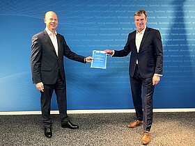 Fotos der Unterszeichnung in Modalfenster öffnen Staatssekretär Carsten Feller (r.) und Torsten Schubert (l.), Geschäftsführer des Studierendenwerks Thüringen, bei der Unterzeichnung der Ziel- und Leistungsvereinbarung für den Zeitraum 2022 bis 2025