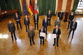 Zu sehen sind der Ministerpräsident des Freistaats Thüringen, der Thüringer Wirtschaftsminister, der Staatssekretär im Thüringer Wirtschaftsministerium sowie die Präsidenten und Rektoren der Thüringer Hochschulen nach Unterzeichnung der Rahmenvereinbarung V.