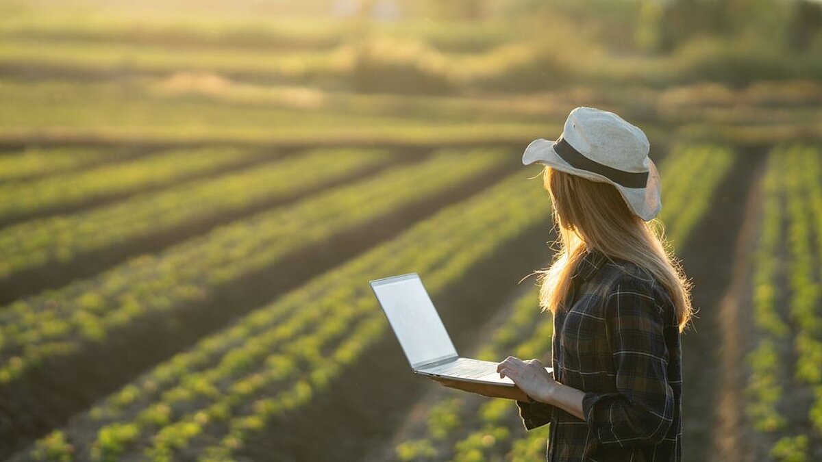 Farmerin auf Feld