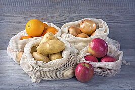 Stoffnetze mit unterschiedlichen Obst und Gemüse Sorten