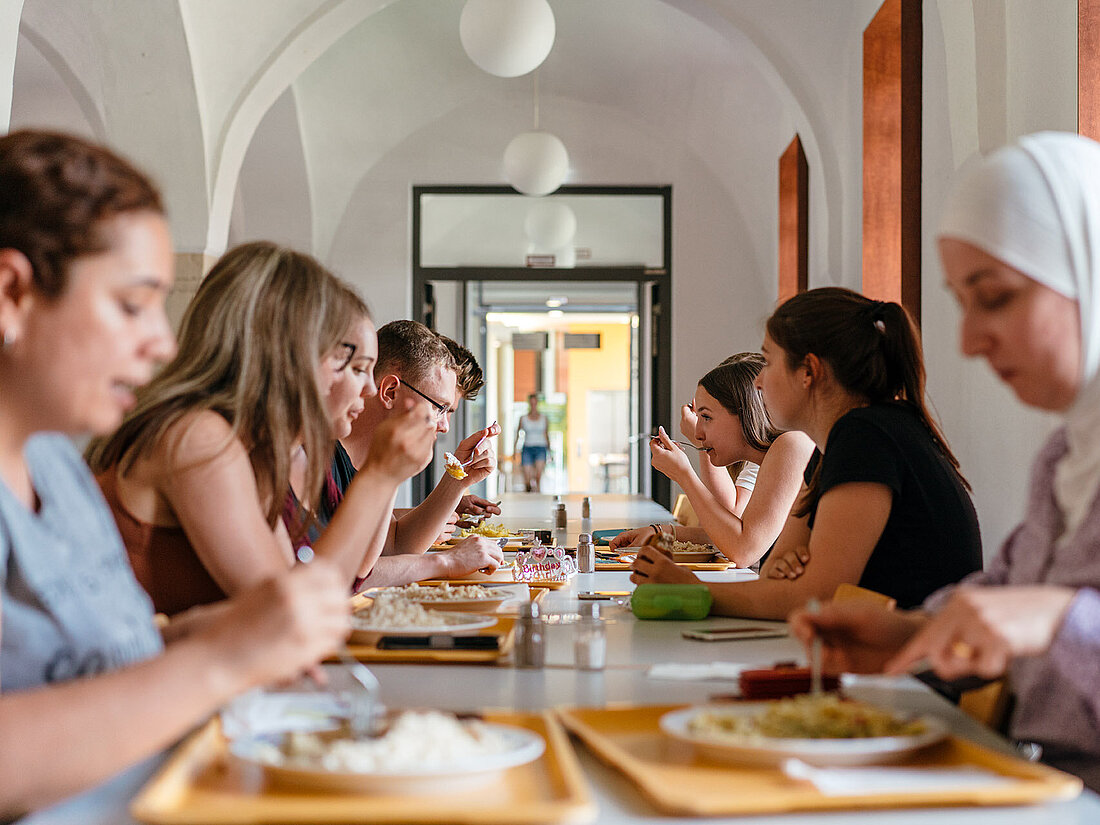 Studierende beim Mittagessen in der Mensa