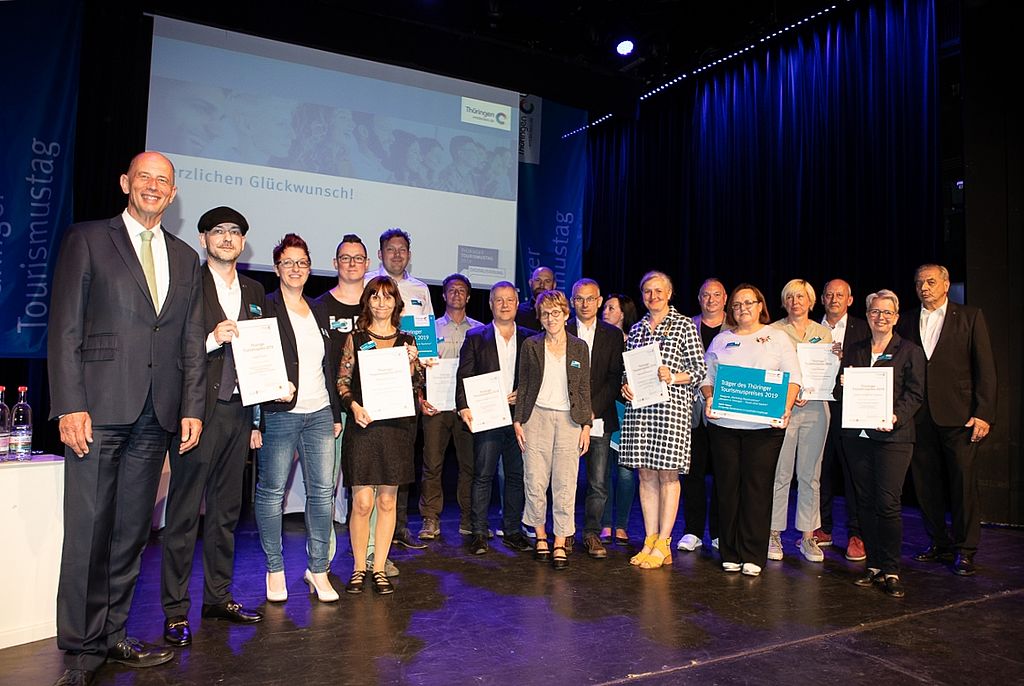 Alle Preisträger des Tourismuspreises 2019 gemeinsam mit Wirtschaftsminister Wolfgang Tiefensee auf der Bühne im Erfurter Kaisersaal